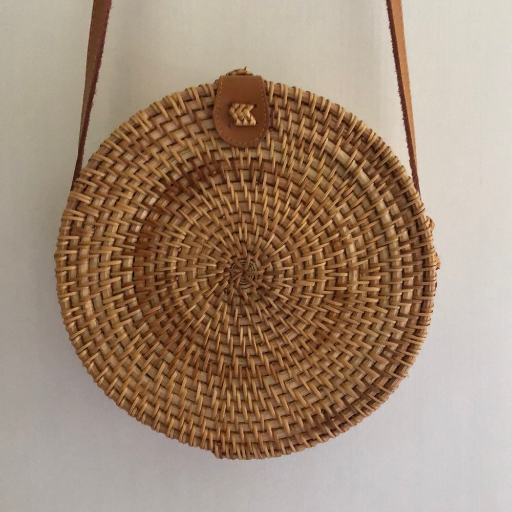 Round rattan purse